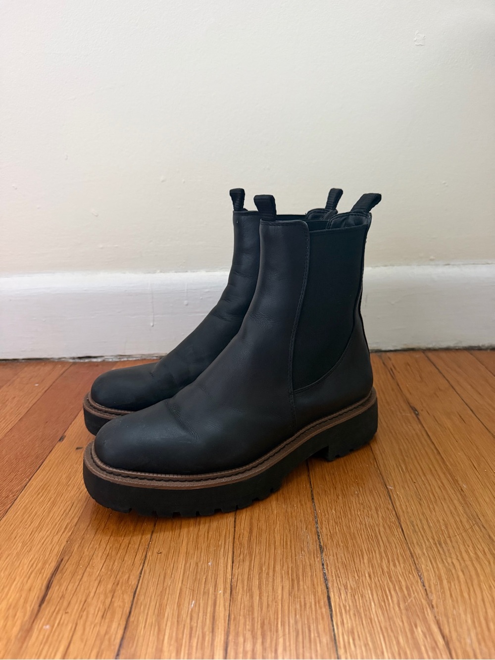 Sam Edelman Laguna Chelsea Boots Womens 7 Black Leather
Lug Sole Waterproof